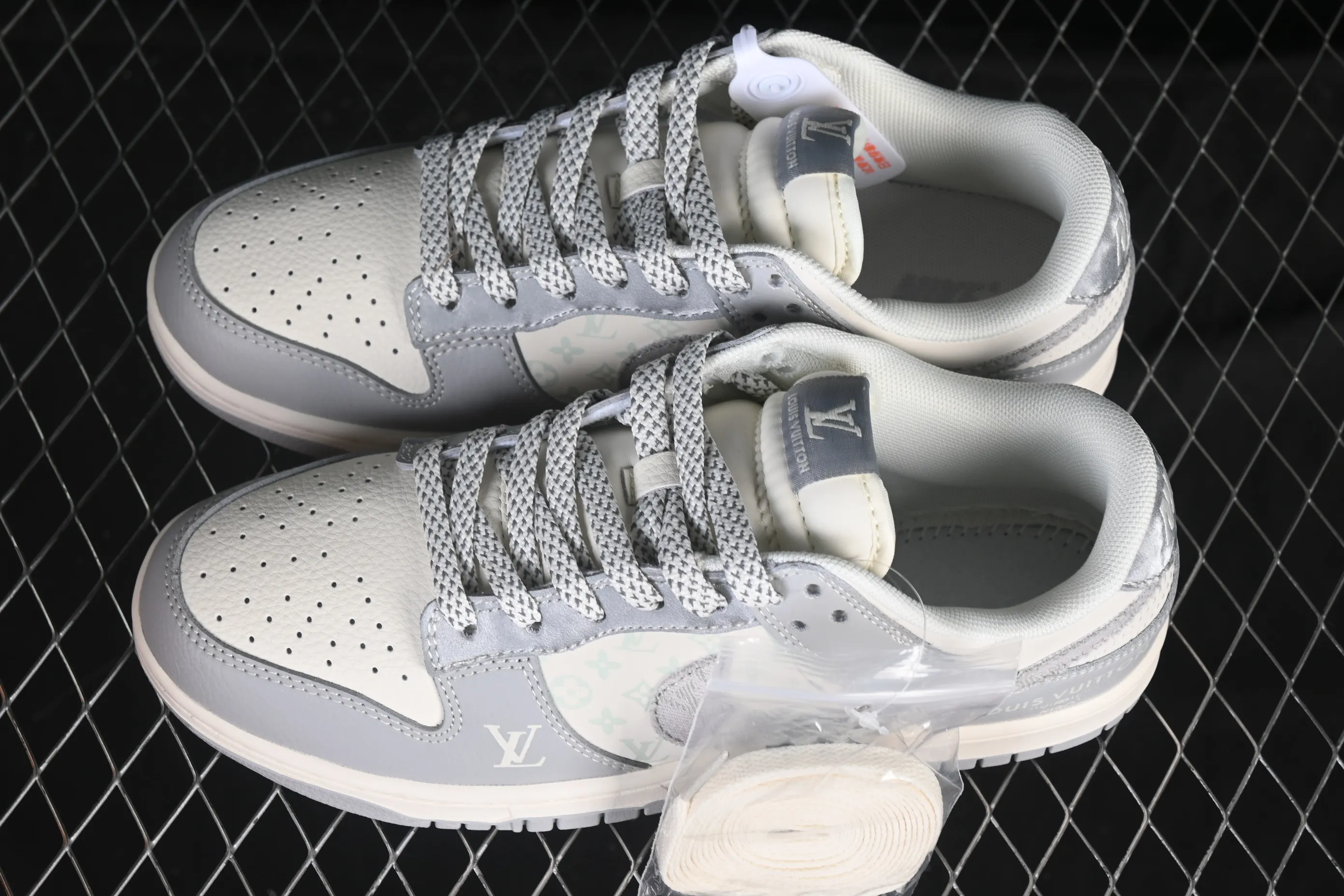 All categories Nk SB Dunk Series Nk SB Dunk Low High-end customized low-top sneakers Nike SB Dunk Low LV co-branded denim versatile gray Anniversary high-end customized low-top casual sneakers XS6089-629